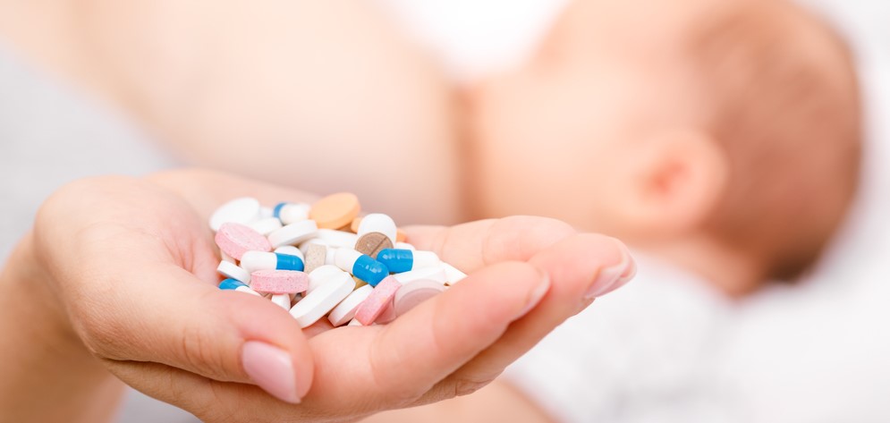 Przyjmowanie leków podczas karmienia piersią – fakty i mity